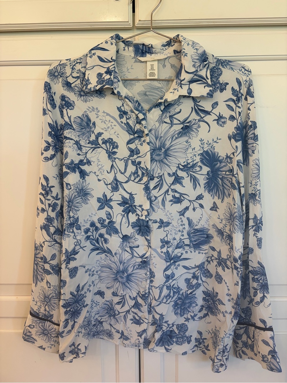 H&M White Button-Down Top with Blue Floral toile Print size medium